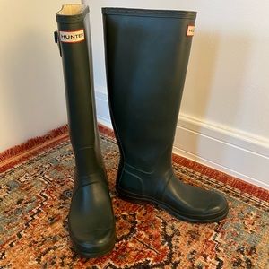 Classic matte dark green Hunter rain boots